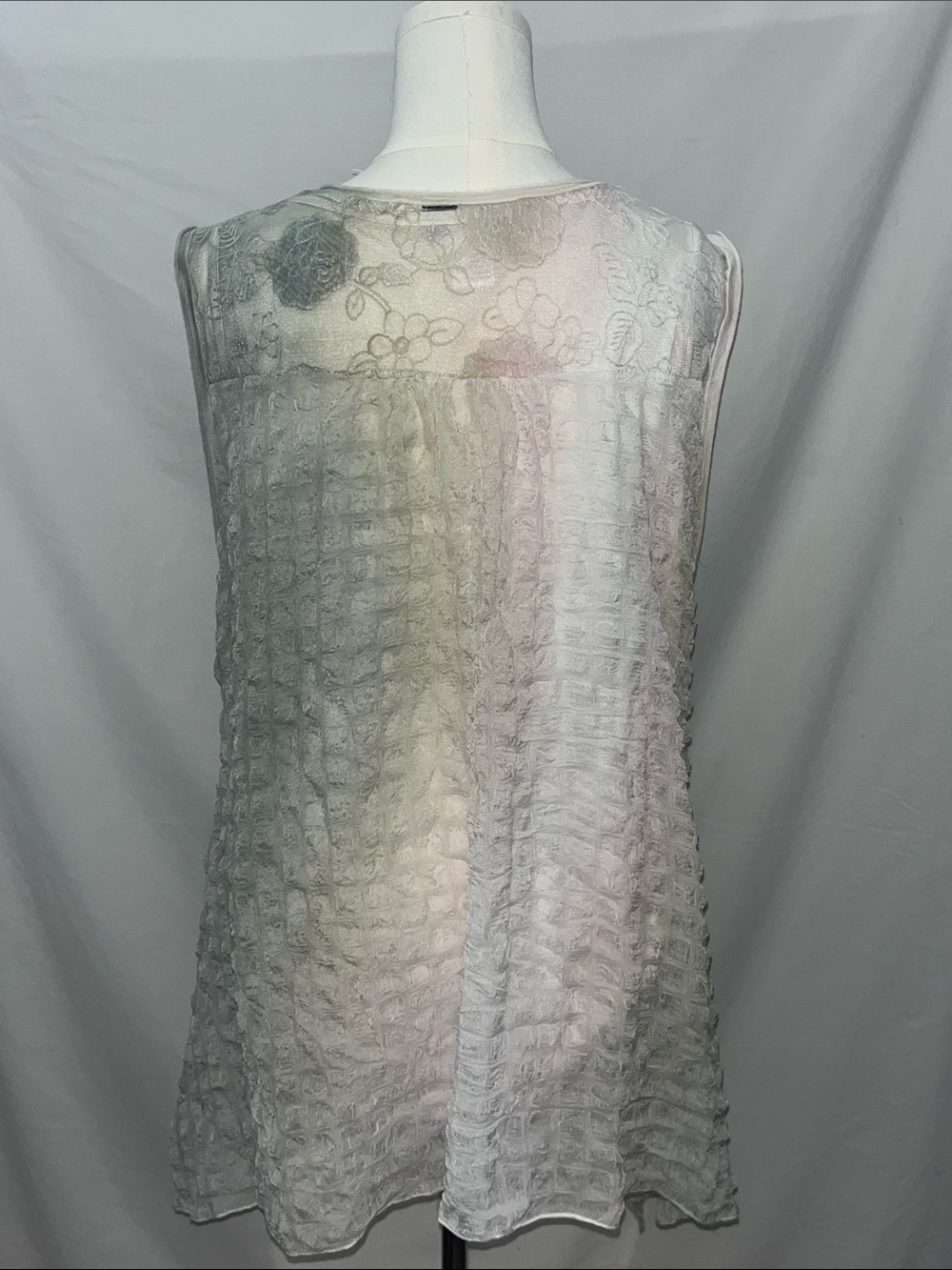 The Pyramid Collection White Sheer Textured Tank - Picture 3 of 5